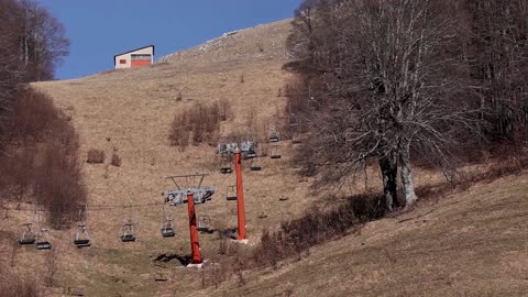 Mild winter weather leaves Italian ski resort snowless