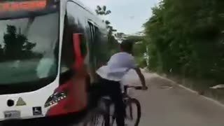 Joven arriesga la vida en bicicleta.