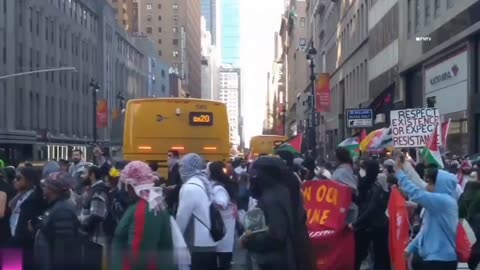 #BREAKING: Hundreds of Pro-Palestine Protesters are Clashing with Police Manhattan | New York