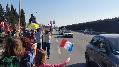 Convoi de la liberté: Un cortège déjà long de 10km arrive à Orange d'Avignon.