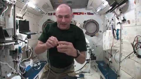 Yo-Yo Tricks In Space - Astronauts Tests His Skills - Video