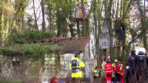 Protesters hide in tunnel amid Luetzerath eviction