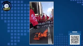 Terroristas da CUT tocam fogo em bonecos de Campos Neto e Bolsonaro em atos contra o BC