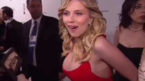 Alien Woman disappears on National TV-Pay attention to the black girl behind Scarlett Johansson?