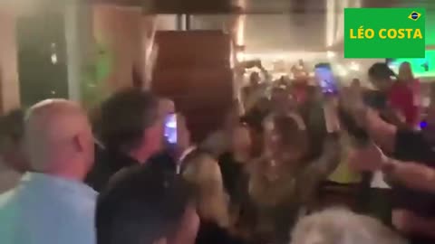 "MITO, MITO" Bolsonaro é ovacionado em Pizzaria no Guarujá