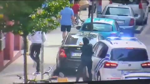 Szokujące wideo: "Młodzi imigranci" atakują patrol policji w Brukseli