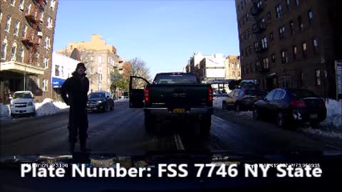 Crazy Driver Moons the Public in Brooklyn Road Rage