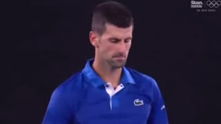 The crowd heckles Novak Djokovic: “Get vaccinated!