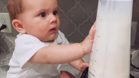 Hilarious Baby's Reaction to Touching a Vibrating Grinder - Uncontrollable Laughter Ensues 😂👶