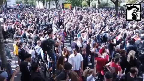 Paris, Aug. 7th, 2021: Protesters Sing La Marseillaise to Denounce Vaccine Tyranny