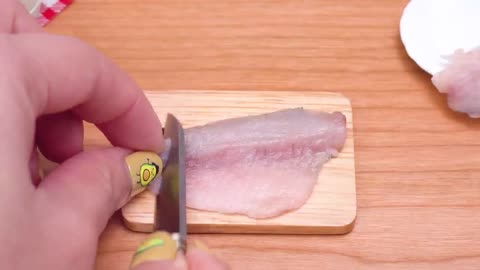 Délicieuse recette frite de poisson fleuri miniature 🐟 Cuisson de mini-aliments dans une cuisine