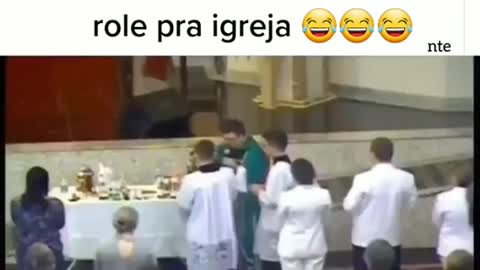 Hiago quase derruba o padre durante a missa KKK