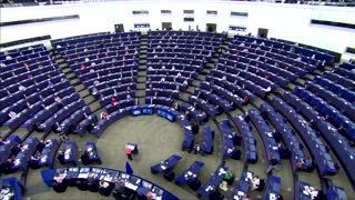 EU commissioner knits during von der Leyen's speech