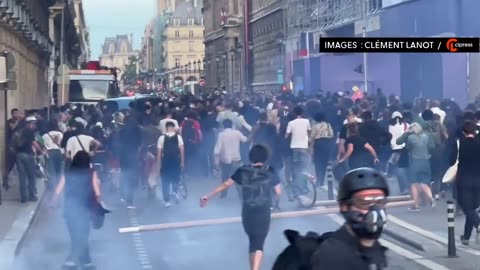 Mass protest/riots near the Louvre Museum, #Paris as rioters are prepared to rob and destroy Louvre!