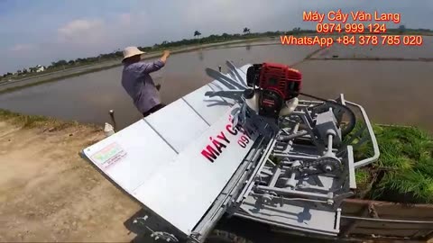 Bé trai 4 tuổi giúp bố dùng máy cấy - Rice Transplanting Machine