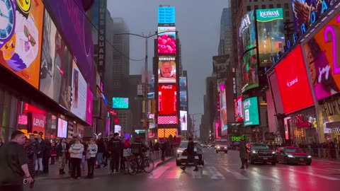 Midtown Mists: Winter Walk 2023 - NYC's Foggy Architectural Enigma