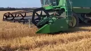 John Deere 9500 harvesting wheat