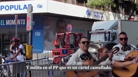 Un grupo de mariachis canta un narcocorrido a Feijóo ante la sede del PP