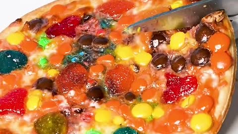 HALLOWEEN CANDY PIZZA