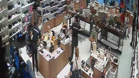 Video: le robaron la cartera en un almacén y compran televisor de $2 millones
