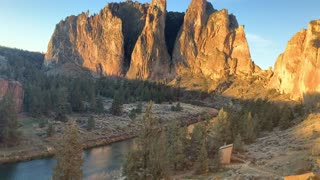 Central Oregon – Smith Rock State Park – Views Overlooking Crooked River – 4K