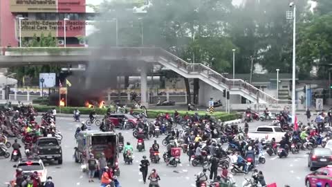 Thai anti-govt protesters clash with police