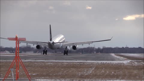 "Mesmerizing Plane Landings on Montreal's Runway: A Must-Watch Aviation Experience"