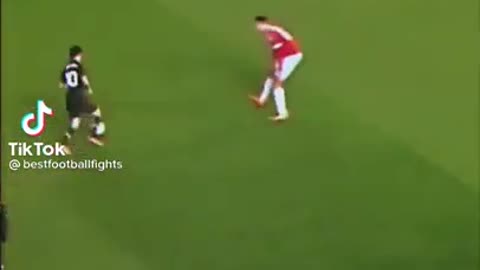 Coutinho casually walks through the Man United