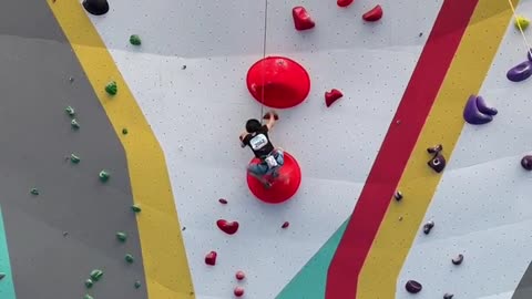 The champion of junior high school girls' rock climbing competition, 15 meters high, with the rock w