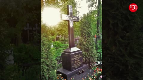 “Take this maniac and murderer with you" - The note placed on Putin's parents’ graves