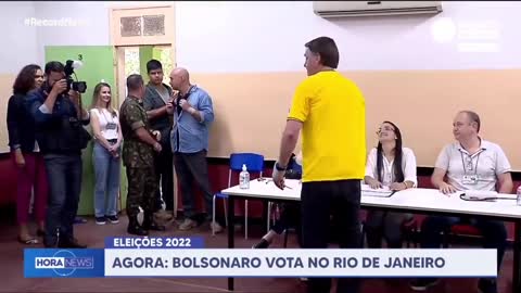 BOLSONARO VOTANDO CON CHALECO ANTI BALAS, ELECCIONES MOVIDITAS EN BRASIL