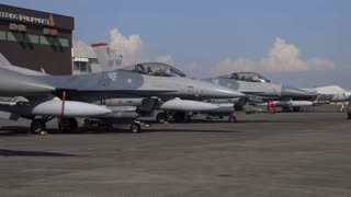 U.S. Airmen conduct an F-16 Fighting Falcon aircraft tour