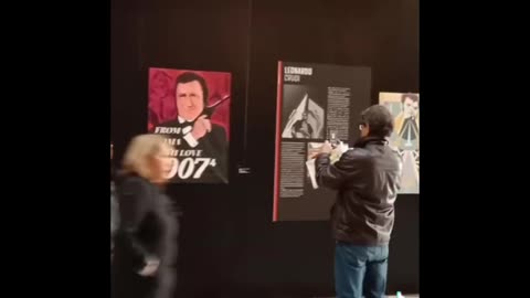 Anonimo 74 affigge di nasa su Albertone alla mostra di street art allacosto una sua oper