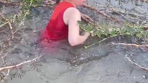 It's funny for a beautiful girl to catch fish with bare hands 😂 #fishing