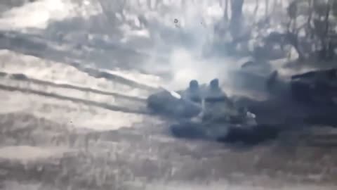 Ukraine war footage : Russian soldier on FIRE escaping attack