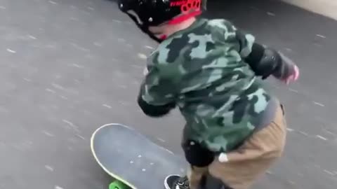 Little kid doing skating very smoothly😬😍