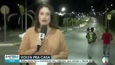 Homem abaixa a calça durante reportagem da Globo