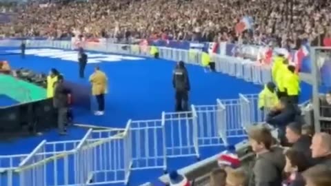 EMMANUEL MACRON hué au STADE DE FRANCE à la 49ème minute et 3 secondes