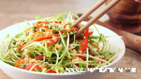 Keto Thai-Style Tom Yao Salad 🌶🧄🌶