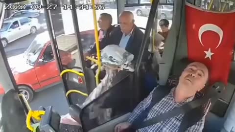 Autista di autobus ha infarto durante la guida