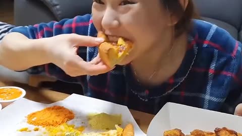 This lady eats like the food would fly off if she doesn't finish fast ....mukbang pizza