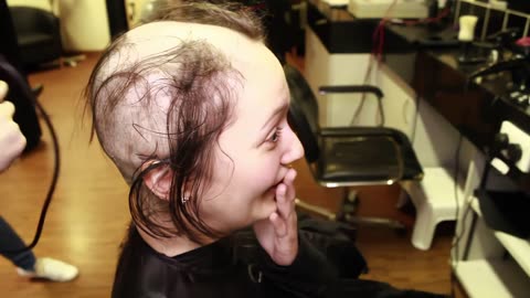 Jo Kelen shaves her head for Mind