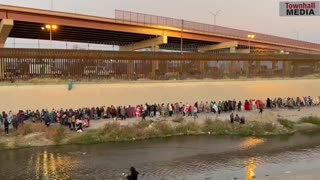 THOUSANDS Of Illegal Immigrants Are Lined Up On The Border After Crossing The Rio Grande