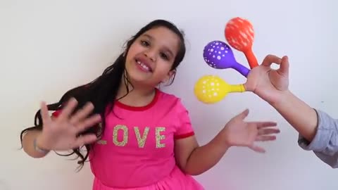 Pretends to play with her Magic balloon - Preschool toddler learn color تعليم الالوان بالانجليزي_Cut