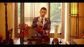 Francesco Gabbani - Occidentali's Karma (Official Music Video)