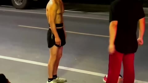 Guy uses Kung Fu in street fight