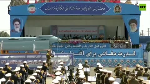 L'Iran tiene la parata annuale della "Giornata nazionale dell'esercito".l'esercito iraniano ha presentato i suoi nuovi tipi di armi.