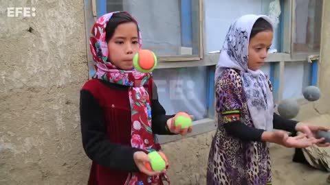 Sin poder ir al colegio, dos hermanas enseñan el arte del circo en Afganistán