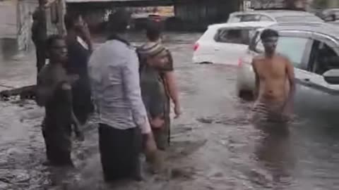 Mumbai Rain: Citizens Help Each Other Wade Through Waterlogged Roads #mumbairain #mumbairains