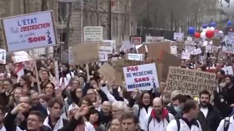 Medical professionals are on protests in France